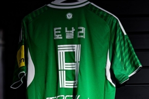 纽卡新赛季客场球衣今晚热身赛首次亮相，印字为韩文