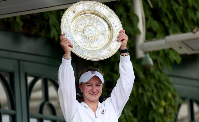 1726040699566082484.jpg (体育)(3)网球——温网:克赖奇科娃获得女单冠军XxjpseC007013_20240714_PEPFN0A001.jpg