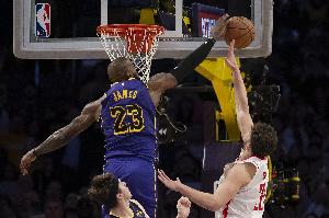 詹姆斯：防守端我们不仅坚定执行计划 而且做到了那些想要做的事